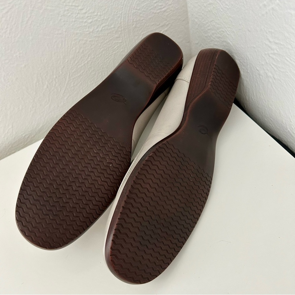 NWOT - Silver, Leather Flats Loafers Easy Spirit, women’s size 8.5 A (narrow) - Picture 7 of 8